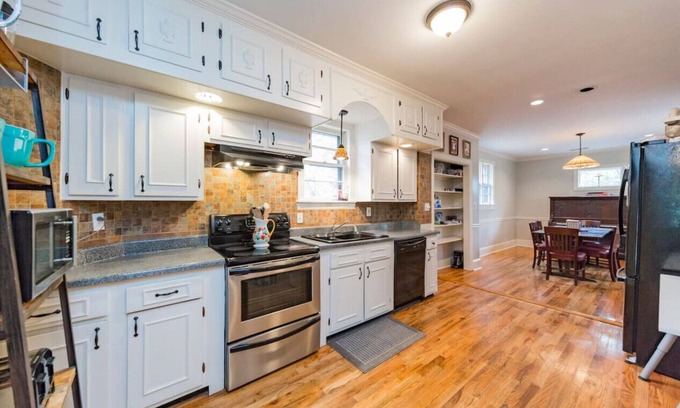 Woodbine House | Entire Mansion for Large Groups Near Downtown Nash