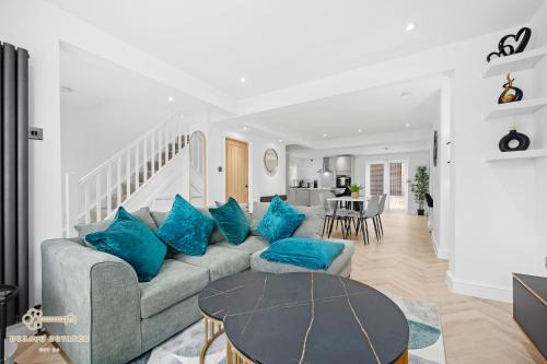 Clayton House | Entire Modern & Spacious 3BDR home in Manchester right next to Coop Live & Ethiad