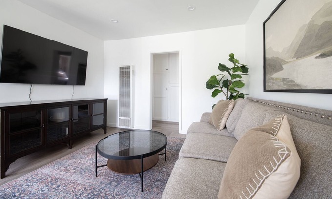 Los Alamitos House | Entire Private Comfortable Clean 3 Bedroom Home