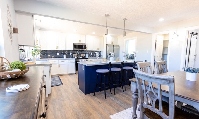 Albuquerque House | Entire Residential Home|2 🏠 in 1|Full Remodel|Huge Yard|🔥 Pit|2 Kitchens|🌄 Views
