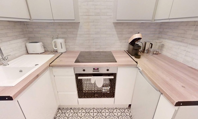 Manchester Apartment | Entire serviced apartment in Prestwich. On the doorstep of Heaton Park!