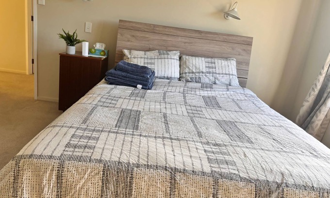 New Plymouth Bed & Breakfast | Entire top floor with privacy+ private bathroom+mini kitchenette+tree top views