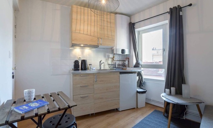 Lyon City Centre Apartment | Entrance of the artists