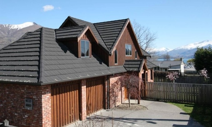 Wanaka House | Enviable downtown Wanaka location. Room for up to 9 guests