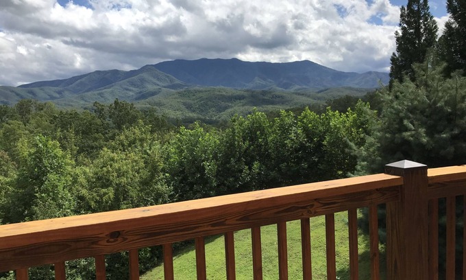 Gatlinburg - Pigeon Forge Cabin | EPIC FALL COLORS GREET you from every window-Magical Experience! PRIME Location