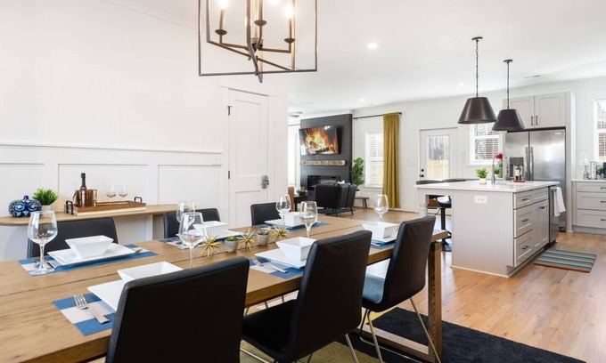 Charlotte House | Epic Group Stay: 2 Homes + Hot Tubs + Yard Games