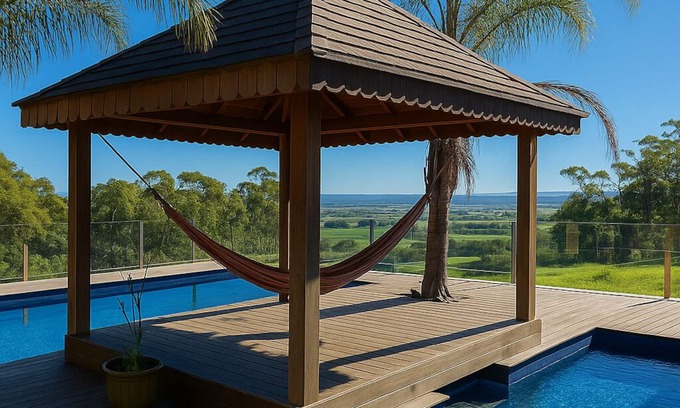 Trafalgar East House | Epic Retreat with Pool, Sauna, Cinema, Firepit & More – Sleeps 28