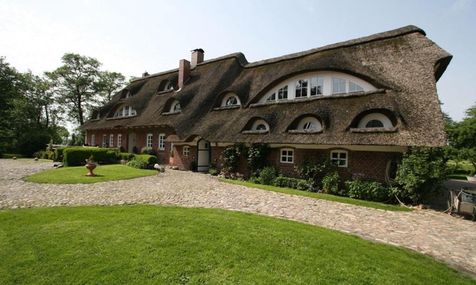 Lauenteil House | Erlenhof-Steinau-Fachwerkhaus-mit-Reetdach