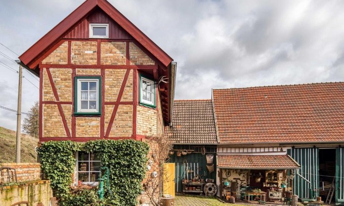 Sangerhausen House | Escape Near River, Wolfsberg