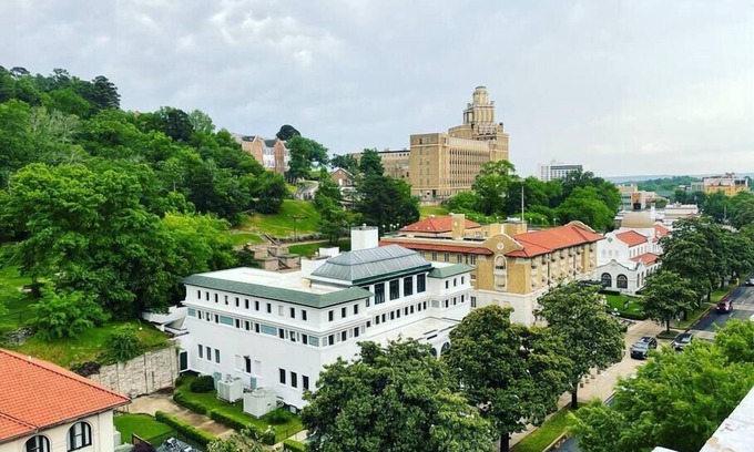 Royal House | Escape the Hustle and Bustle- Close to town but outside of City Limits.