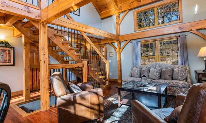 Blue Eye Cabin | Escape to 3,000 sq ft Post & Beam Home-Hot Tub-Game Room-Community Salt Pool Car Charger