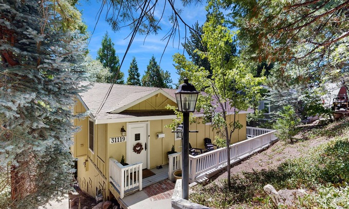 Running Springs Cabin | Escape to a Cozy English Countryside Cottage in the Heart of Running Springs