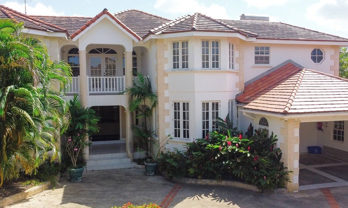 Paynes Bay House | Escape to a delightful spacious family villa in Saint James