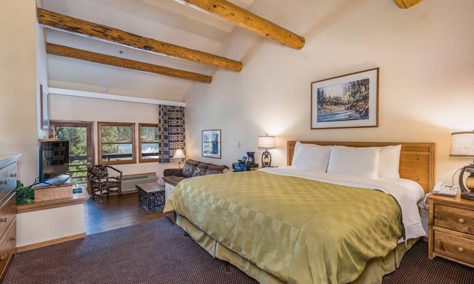 Bass Lake Hotel | Escape to a Scenic Suite by the Lake, Close to Breathtaking Nature Trails