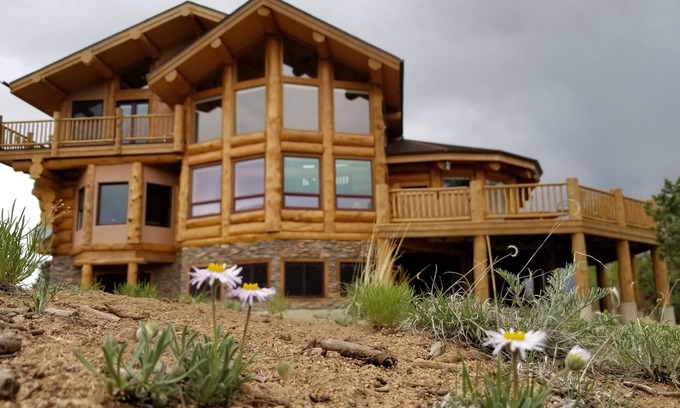 Buena Vista Cabin | Escape to an Extraordinary Log Home, amazing views, hot tub, secluded, tranquil