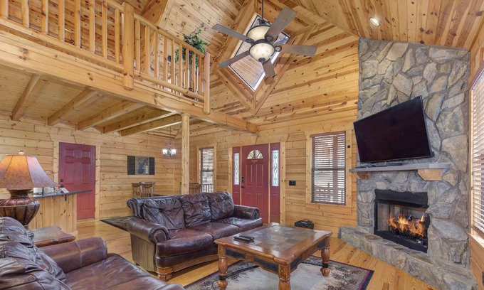 White Oak Lodge Cabin | Escape to Great Smoky Mountains in this Classic Cabin