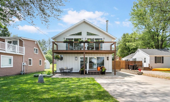 Fennville House | Escape to Hutchins Lake
