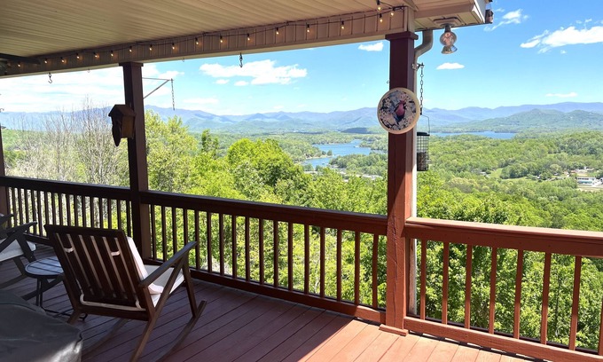 Young Harris Cabin | Escape to Lake Chatuge! Stunning views of the mountains and lake!