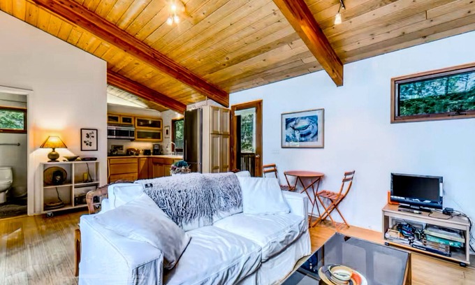 Edgecomb House | Escape to Nature: Cozy Lakeside Cottage on Lily Pond