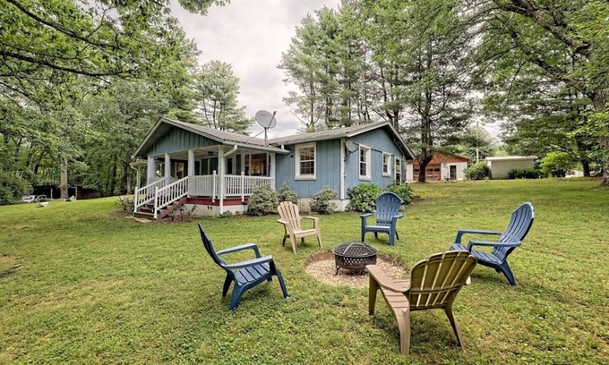 Scaly Mountain House | Escape to nature with this pet-friendly, family retreat just 15 minutes from Highlands! Perfect for hiking, relaxation, and playtime with the kids.