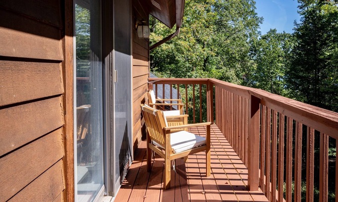 Naples House | Escape to Peak-a-Boo Lake – Your Secluded Hideaway with Lake & Beach access