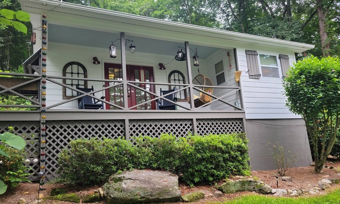 Clayton House | Escape to Relax at Our 2br 2ba Classy Clayton Family Cottage 5min To Downtown