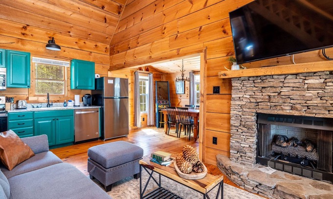 Townsend Cabin | Escape to Relaxation with Dog Frienly & Hot Tub