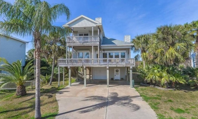 Pirates Beach House | Escape to Sunshine Daydream: Your Retreat Awaits in Pirate's Beach
