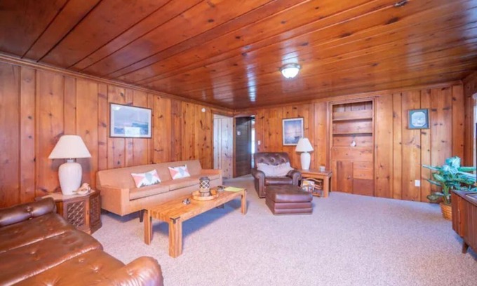 Houghton Lake Apartment | Escape to the Lake! Rustic Apt