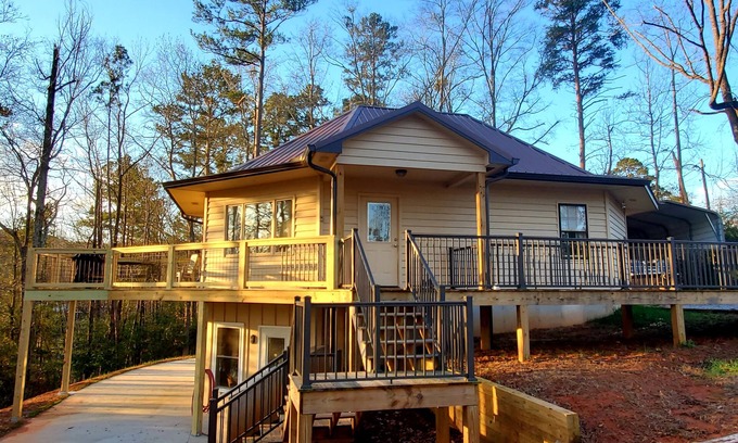 Lavonia House | Escape to the lake!