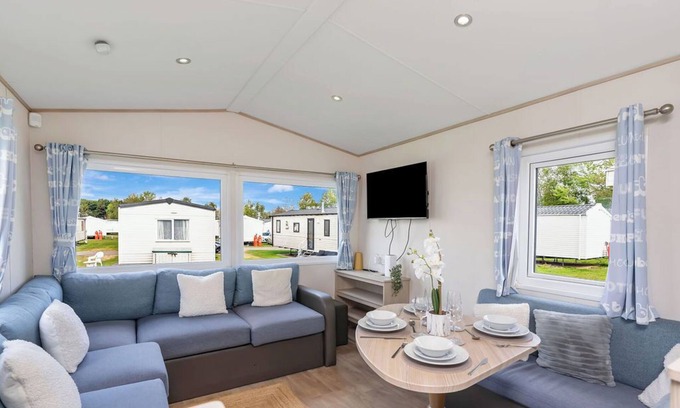 Prestonpans Apartment | Escape to this cozy retreat perfect for families or groups, 98 St Andrews (Van Type - Bronze)
