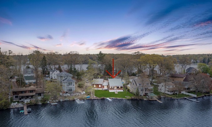 Lake Pocotopaug House | Escape to your lakeside paradise