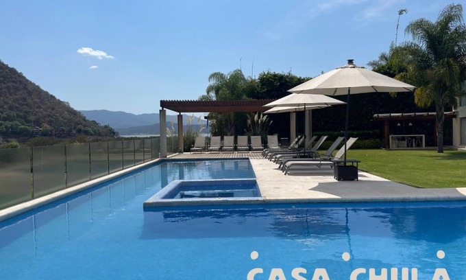 El Santuario House | Espectacular Casa con Vista al Lago Enorme Jardín