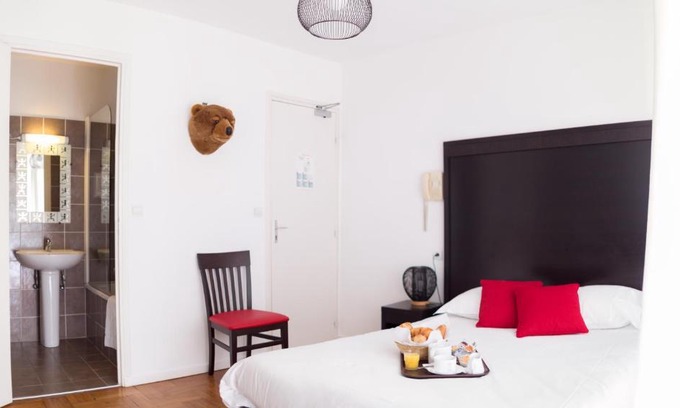 Riou - Petit Juas - Av de Grasse Hotel | Esperanto