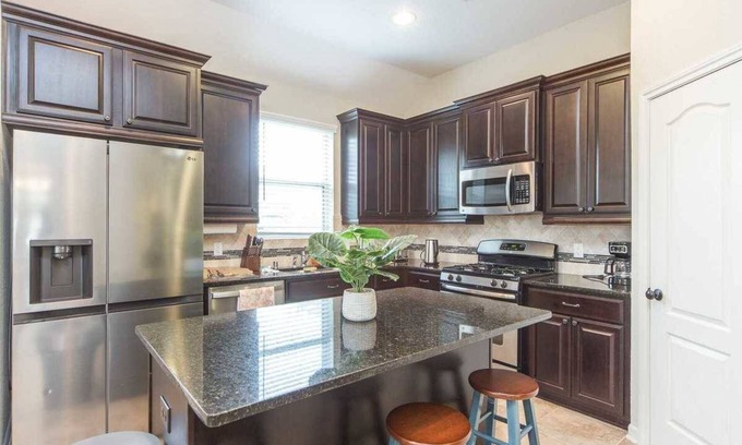 Katy House | Estate on Tea Tree Dr