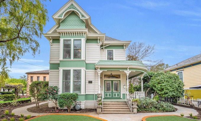 Napa Bed & Breakfast | Estate room at bed & breakfast in downtown Napa with AC, WiFi, pool, and hot tub