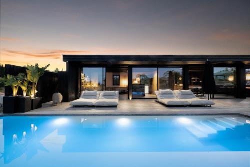 Estepona House | Estepona - Sleeps 8 - Pool - Pet Friendly - Garden