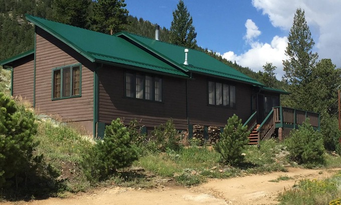 Estes Park Cottage | Estes Park Pinecone Cottage: with 1.8 Acres and Spectacular Mountain Views