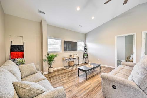Berryville House | Eureka Springs Area Home with Porch, Grill!