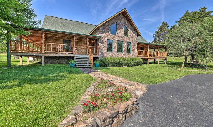 Berryville Cabin | Eureka Springs Area Cabin w/Deck + 7 Acres!