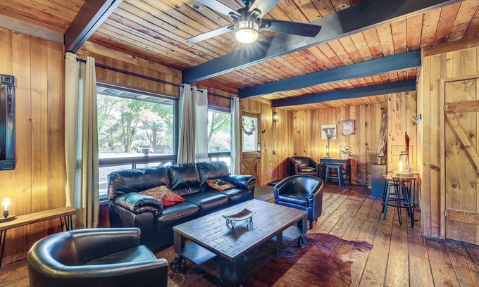 Eureka Springs Cabin | Eureka Springs Rental Cabin 8 Mi to Downtown!