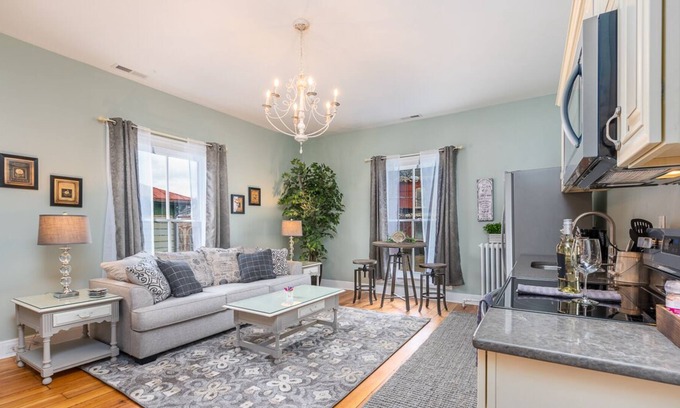 Staunton Apartment | Euro-Inspired/Dwntn/Full Kitchen/Walkable