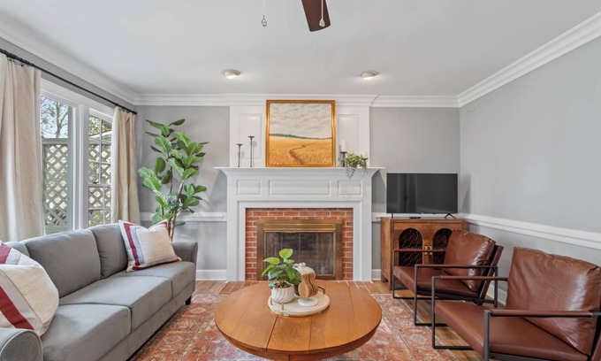 Cary House | EV Charger|King Bed|Pets OK|Bond Lake