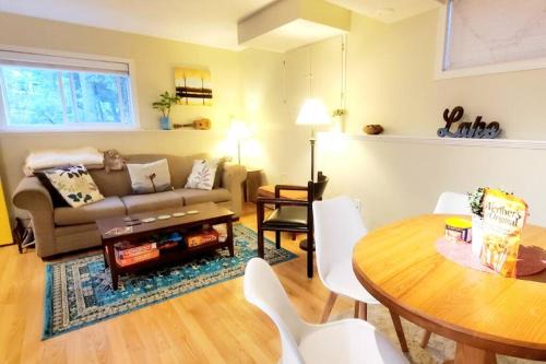 East Kootenay Apartment | EVCharger, Free Parking, Ski, Golf, BBQ, Awesomeness