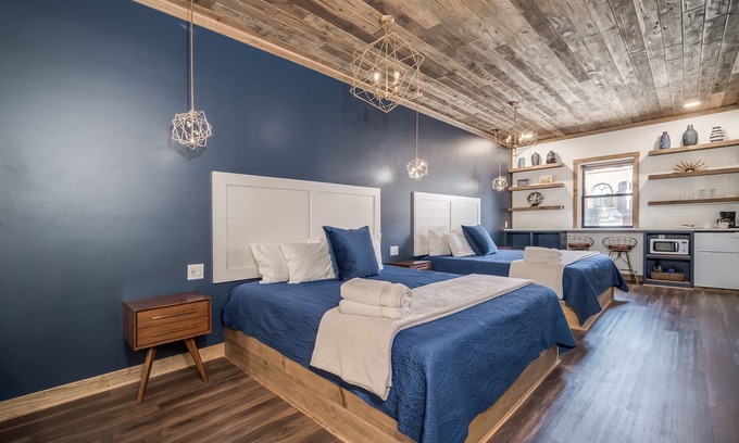 Prescott Hotel | Event-Approved | Sleeps 14 | 6 Private Suites w/Bathrooms