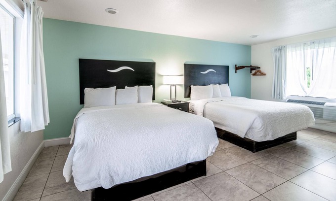Everglades City Hotel | Everglades City Motel - Queen Room, 2 Beds, Kitchenette