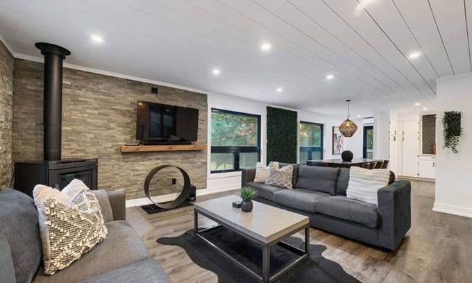 Collingwood House | Evergreen Escape - 3 Acres, 2 Houses, 16 People