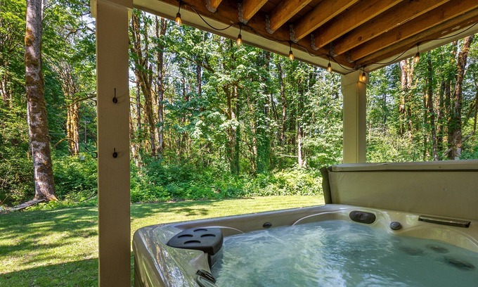 Skykomish House | Evergreen Escape - 6+pets, hot tub, 20min from Stevens Pass