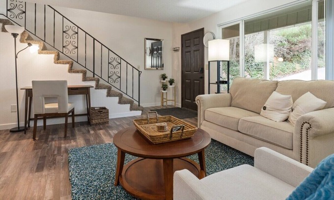 Olympia Apartment | Evergreen Urban Escape (A)