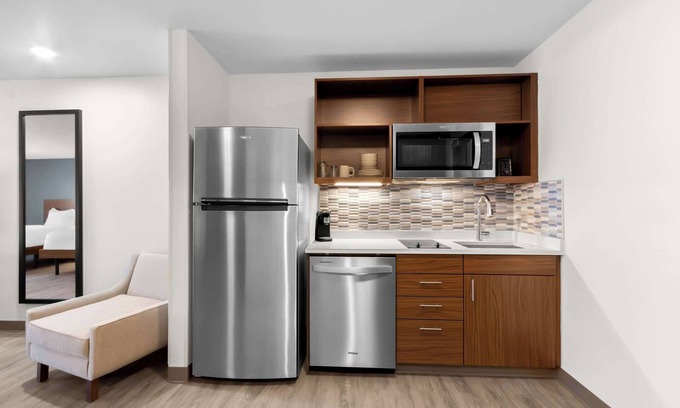 Glendale Hotel | Everhome Suites Glendale Sports Entertainment District